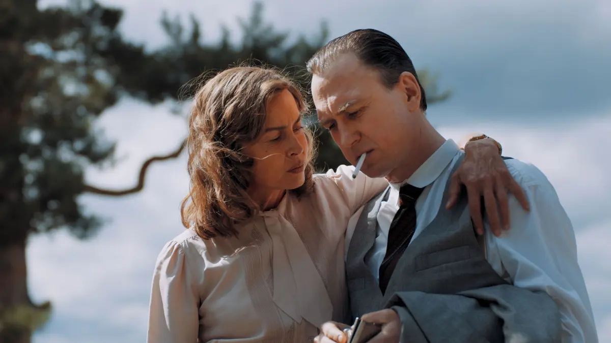 Kinostart - „Heimsuchung - Eine Jahrhundertgeschichte“: HANDOUT - 08.10.2026, NA, ---: Susanne Wolff als die Frau des Architekten und Lars Eidinger als Architekt in einer Szene aus dem Film «Heimsuchung - Eine Jahrhundertgeschichte» (undatierte Filmszene). Der Film kommt am 15.10.2026 in die deutschen Kinos. (zu dpa: ««Heimsuchung» von Schlöndorff: Was bleibt, wenn alle gehen») Foto: ---/StudioCanal/dpa +++ dpa-Bildfunk +++