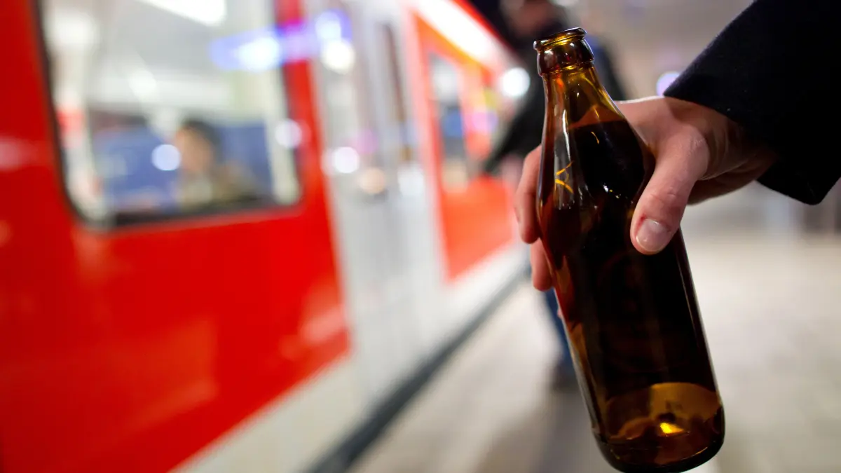 ILLUSTRATION - Eine junge Frau hält am 01.12.2011 auf einem Bahnsteig an der S-Bahn Haltestelle Hackerbrücke in München (Oberbayern) eine Bierflasche in der Hand. In U-Bahnen, Bussen und Trambahnen innerhalb des MVV-Gebiets dürfen die Passagiere schon seit Mitte 2009 keinen Alkohol mehr konsumieren, zum Fahrplanwechsel am Sonntag (11.12.2011) tritt das Konsumverbot nun auch in den S-Bahnen in Kraft. Mehr als 1600 Menschen haben sich kurz vor dem Start des Alkoholverbots an diesem Wochenende zu einem kollektiven Trinkgelage in den Zügen verabredet. Über die Internetplattform Facebook planen sie das «MVV-Abschiedstrinken». Foto: Sven Hoppe dpa/lby ++ +++ dpa-Bildfunk +++