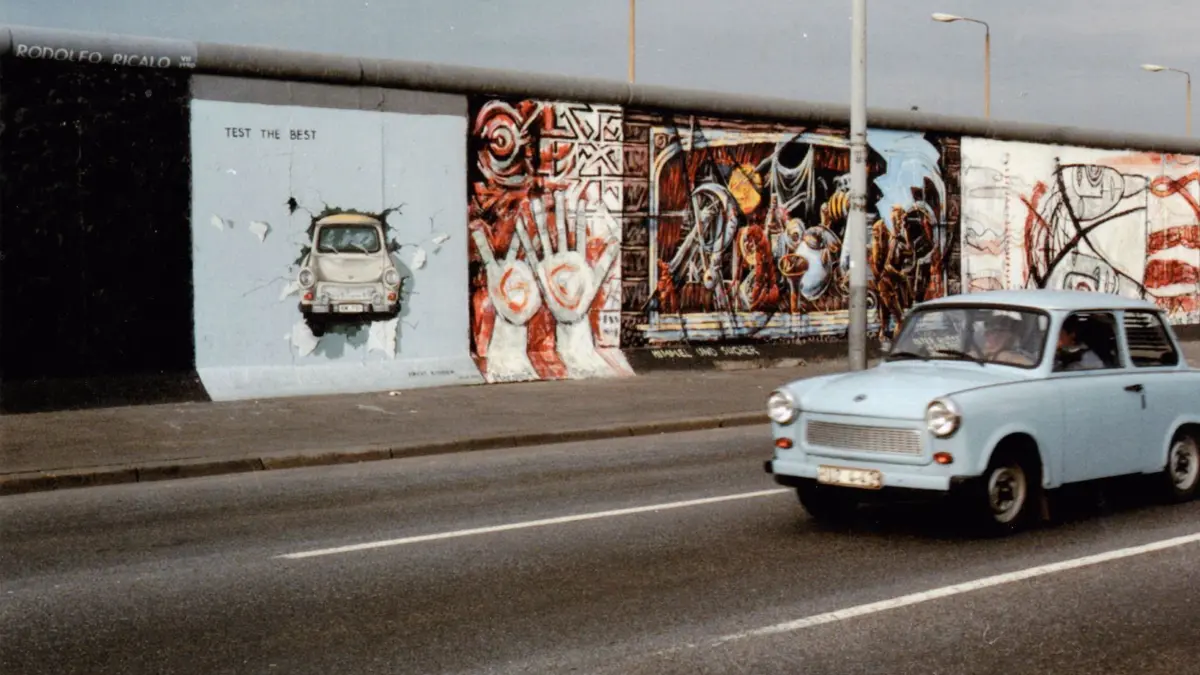 So sah das Bild "Hands" an der East Side Gallery in Berlin kurz nach seiner Entstehung 1990 aus.