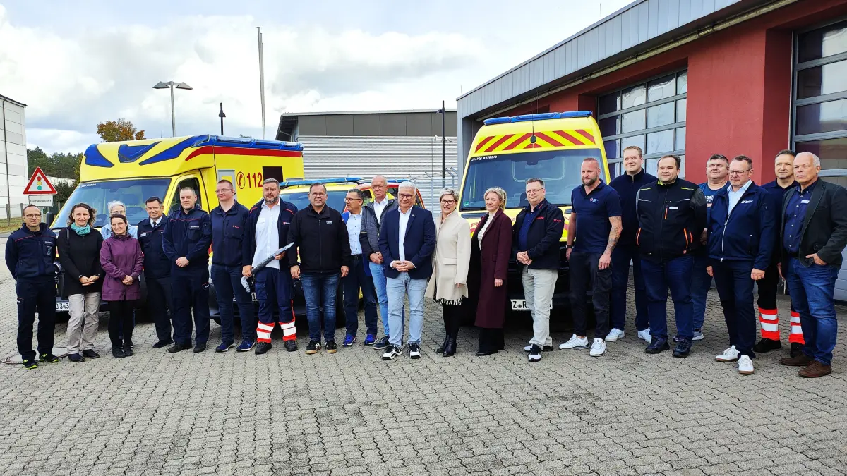 Vertreter mehrerer Rettungsdienste übernehmen in Hoyerswerda neue Fahrzeuge, die vom Landkreis Bautzen vorfinanziert wurden.