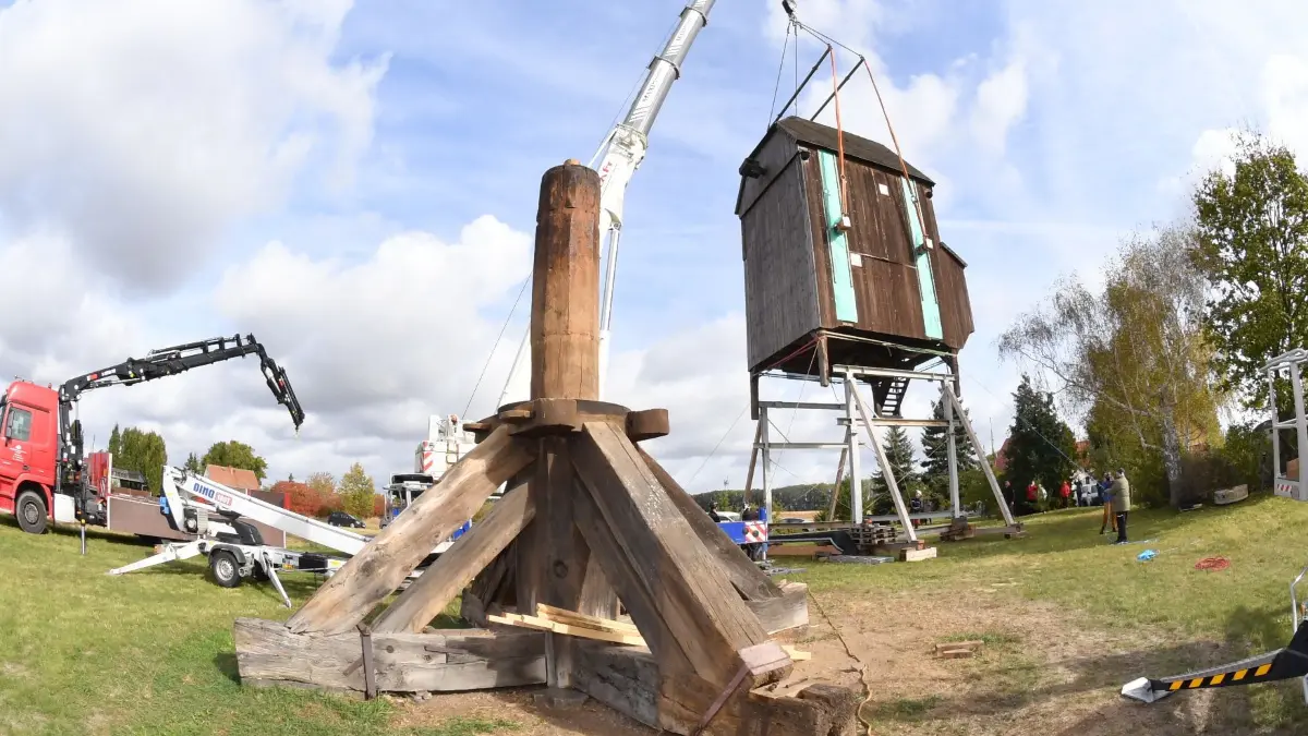 Spektakuläre Aktion in Altbelgern – Historische Windmühle baumelt im Wind : Spektakuläre Aktion in Altbelgern – Historische Windmühle baumelt im Wind
- In einer spektakulären Aktion, noch dazu naturgemäß bei relativ starkem Westwind, ist in Altbelgern die alte ursprünglich aus dem Jahre 1834 stammende Bockwindmühle für die bevorstehende Sanierung mit einem Schwerlastkran umgesetzt worden