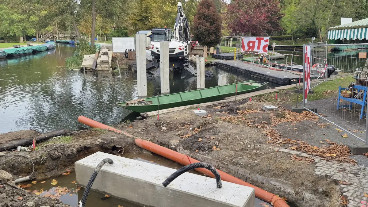 Die Stufenbrücke am Großen Spreewaldhafen in Lübbenau ist zurückgebaut. Ein Neubau soll entstehen. Derzeit setzen die Arbeiter einen Schreitbagger und nutzen eine Behelfsbrücke aus schwimmenden Pontons, um über das Fließ namens Gorroschoa zu gelangen.