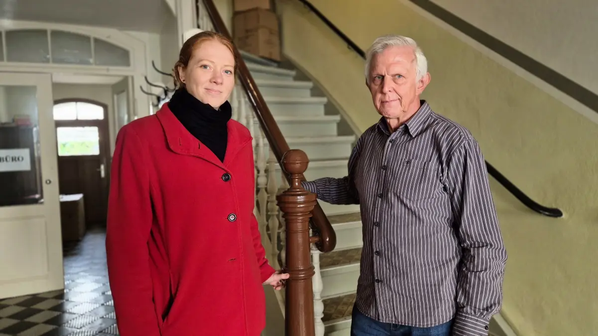 Pfarrerin Miriam Arndt und Dieter Platzk, Mitglied im Gemeindekirchenrat und Baubeauftragter der Gesamtkirchengemeinde Bad Muskau-Gablenz, erklären den Grund für den Verkauf des Pfarrhauses.