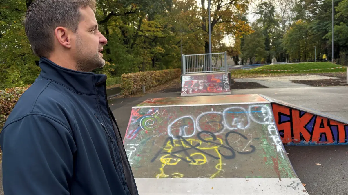 Sozialarbeiter Benny Stobinski aus dem SPI-Mehrgenerationenhaus Bergschlösschen in Spremberg hat ein Eröffnungswochenende auf Rolling Island vorbereitet.
