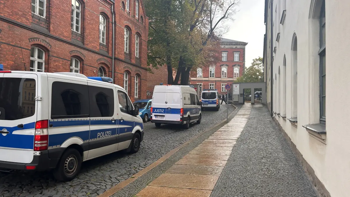 Unter verschärften Sicherheitsvorkehrungen wird am Landgericht Cottbus ein Prozess wegen organisierter Kriminalität gegen drei Senftenberger fortgesetzt.