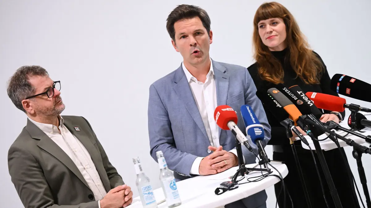 Regierungsbildung nach der Wahl zum Berliner Abgeordnetenhaus: Werner Graf (l-r,Bündnis90/Die Grünen), Spitzenkandidat seiner Partei, Steffen Krach (SPD) Spitzenkandidat seiner Partei, und Kerstin Wolter (Die Linke), Landesvorsitzende, stehen nach Vorgesprächen zur Regierungsbildung im Haus der Statistik. (zu dpa: «Sondierung unterbrochen: Grüne fordern Erklärung der Linken»)