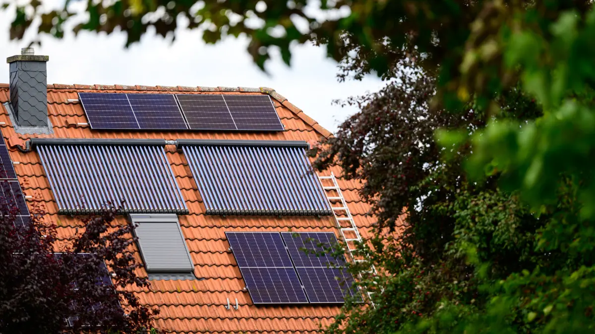 Ärgerlich für Hausbesitzer: Wenn das Laubdach von Bäumen die Solarmodule und Röhrenkollektoren verschattet, dann schmälert das den Ertrag.