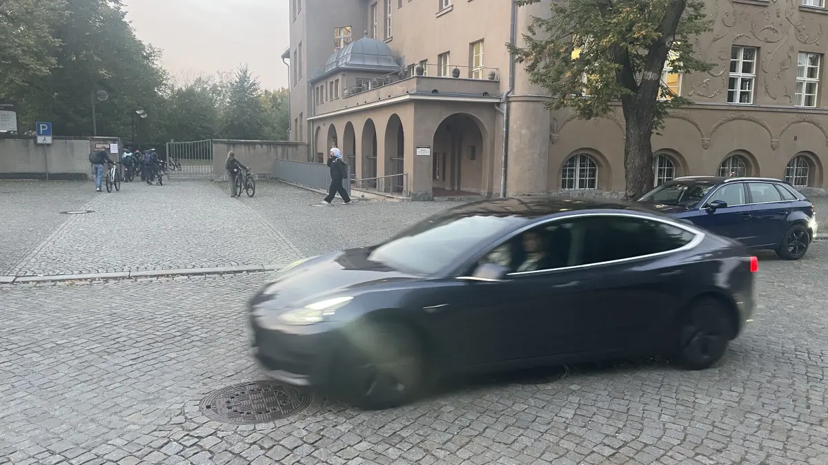 Am Sängerstadt-Gymnasium in Finsterwalde herrscht vor allem in den Morgenstunden reger Hol- und Bringeverkehr. Die Straße soll sicherer werden, dabei spielt auch diese Idee eine Rolle.