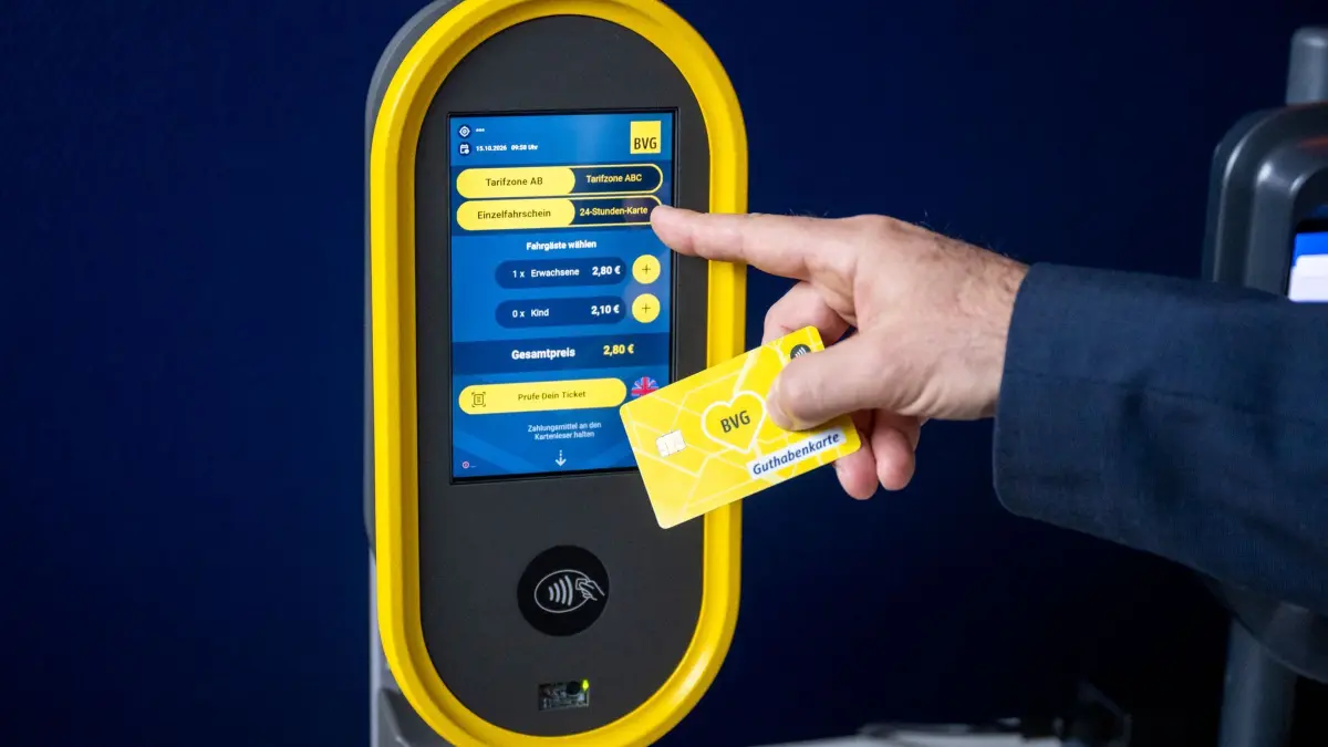 Neue Ticketautomaten bei der BVG: Bei einer Pressekonferenz wird ein Modell eines Ticketautomaten präsentiert. Die BVG präsentieren eine neue Generation von sogenannten Validatoren, mit denen Fahrgäste ihre Tickets künftig kontaktlos kaufen können. Welches Modell in den Fahrzeugen und Bahnhöfen verbaut wird, ist noch nicht entschieden. (zu dpa: «Kontaktlos bezahlen: BVG will neue Ticketautomaten einführen»)