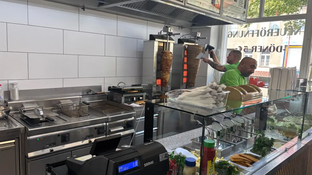 Inhaber Taner Ibryam und Mitarbeiter Ismail Aydin starten mit Baba Döner in Doberlug-Kirchhain. Doch wie kommt die Eröffnung mit dem Fünf-Euro-Angebot bei den Gästen an?