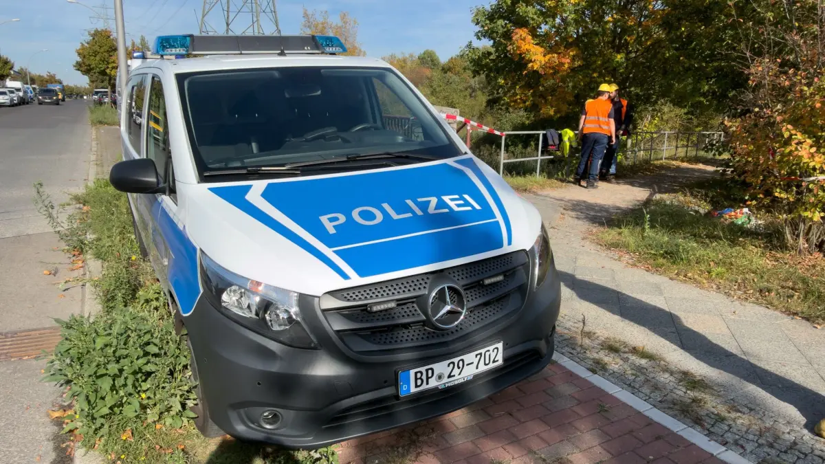 Feuer unter Stromleitungen in Berlin: Ein Einsatzfahrzeug der Polizei steht im Berliner Stadtteil Marzahn. Nach einem Feuer unter einer Kabelbrücke laufen Ermittlungen wegen möglicher Brandstiftung. Die Polizei prüft, ob ein gezielter Angriff vorliegt. (zu dpa: «Bekennerschreiben nach Brandanschlag auf Stromleitung in Berlin»)
