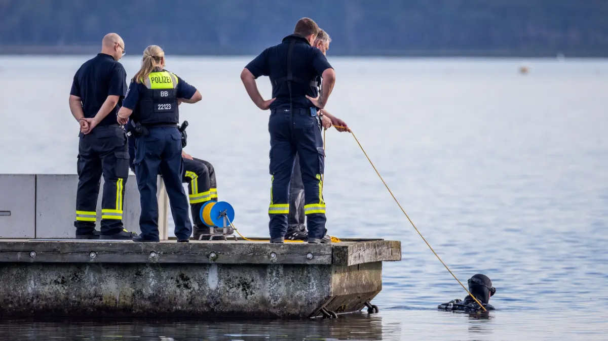Die Suche nach dem vermissten Bootsführer am Senftenberger See hatte ein trauriges Ende genommen. Ein Taucher der Lausitz-Aquanauten barg die leblose Person aus dem Wasser.