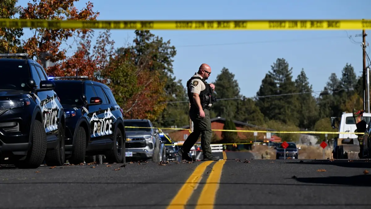 Gewalttat an Grundschule in Oregon: Ein Hilfssheriff geht vor der Silver Rail Elementary School vorbei, wo sich eine Gewalttat ereignet hat. (zu dpa: «Medien: Fünf Tote bei Gewalttat an Grundschule in Oregon»)