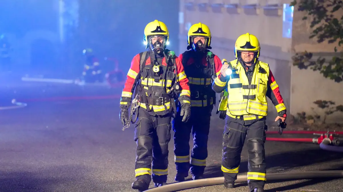 Die Feuerwehr ist am Mittwochabend vor einer ehemaligen Kaserne in Löbau im Einsatz. In dem seit Jahren leer stehenden Gebäude waren zwei Kellerräume in Brand geraten