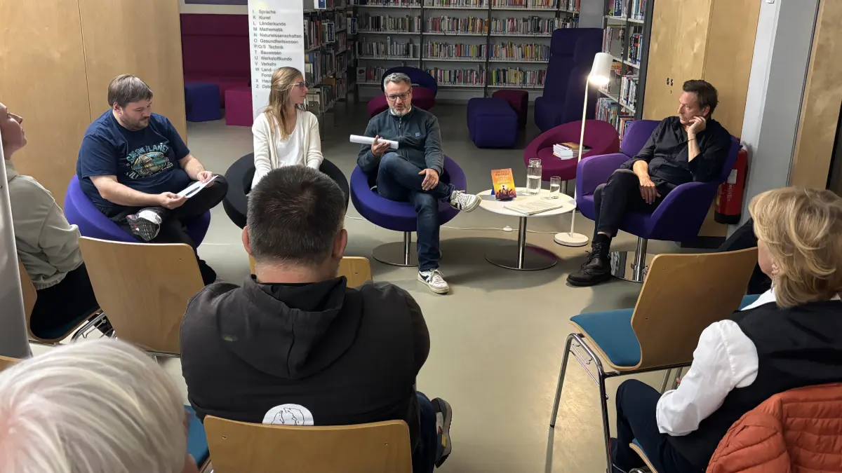 Jessica Heyde und René Kiepisch erläutern bei einer Diskussionsrunde nach der Lesung von Autor Michael Bukowski (rechts) in Herzberg/Elster, warum die Bürgerenergiegenossenschaft Elbe-Elster weiterhin auf ihre vollständige Handlungsfähigkeit wartet.