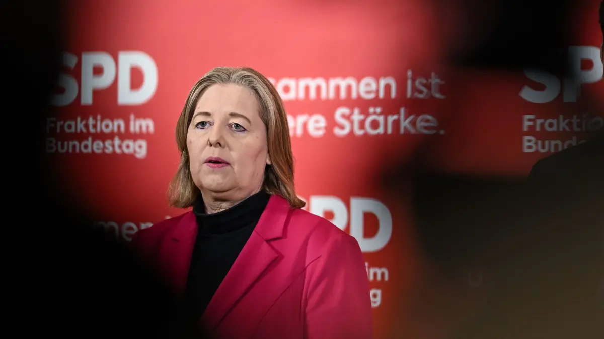 Die SPD-Parteichefs Bärbel Bas und Lars Klingbeil. (Archivbild): Lars Klingbeil (r), Bundesminister der Finanzen, Vizekanzler und SPD-Bundesvorsitzender, und Bärbel Bas, Bundesministerin für Arbeit und Soziales und SPD-Parteivorsitzende, sprechen zu Journalisten vor der Jahresauftaktklausur der SPD-Bundestagsfraktion. (zu dpa: «SPD-Parteitag mit Vorsitzwahl Mitte Januar»)