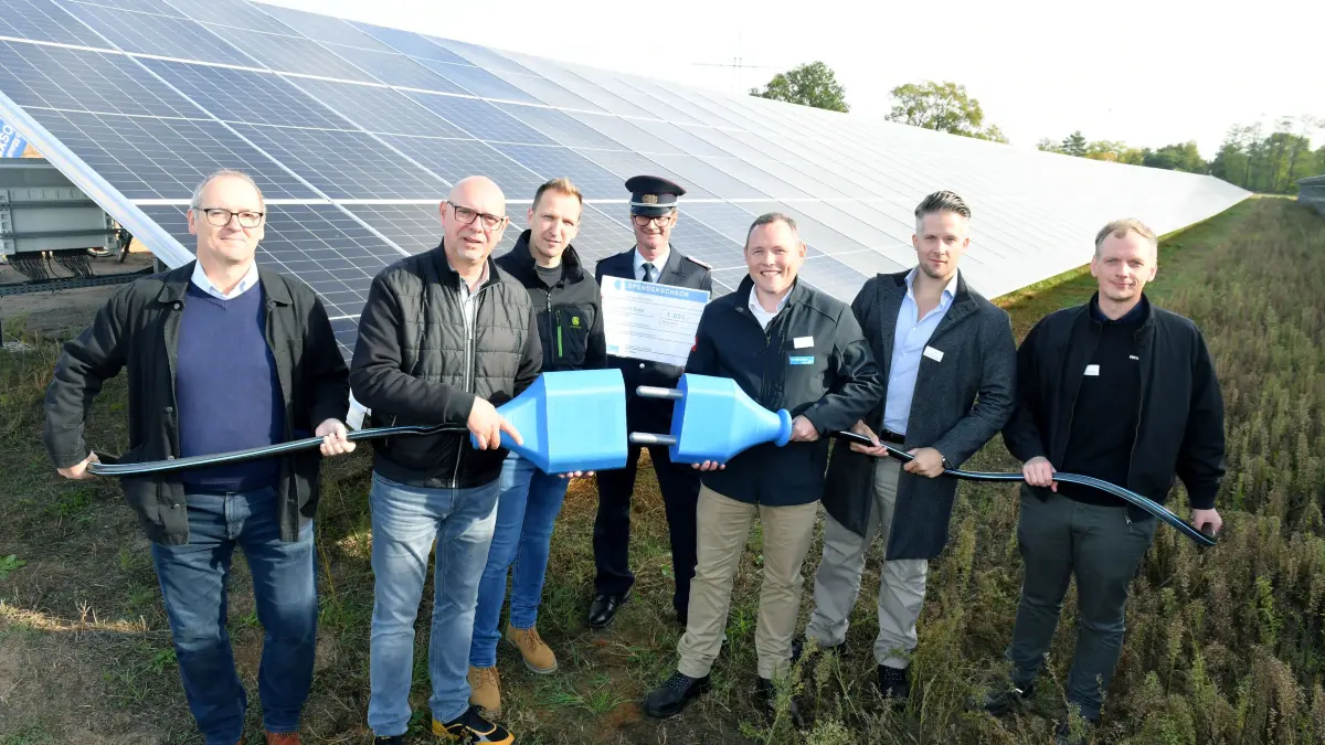 Riesiger 15 Hektar großer Solarpark liefert Strom aus dem Amt Röderland – Grundlage für Hybridprojekte aus Windenergie, Solarenergie und Speicher : Riesiger 15 Hektar großer Solarpark liefert Strom aus dem Amt Röderland – Grundlage für Hybridprojekte aus Windenergie, Solarenergie und Speicher
- Bildmitte v.l. Bürgermeister Markus Terne und der Geschäftsführer Swisspower Renewables Lars Hieke weihen die Anlage mit einem überdimensionalen zweipoligen Steckverbinder aus Stecker und Kupplung symbolisch ein