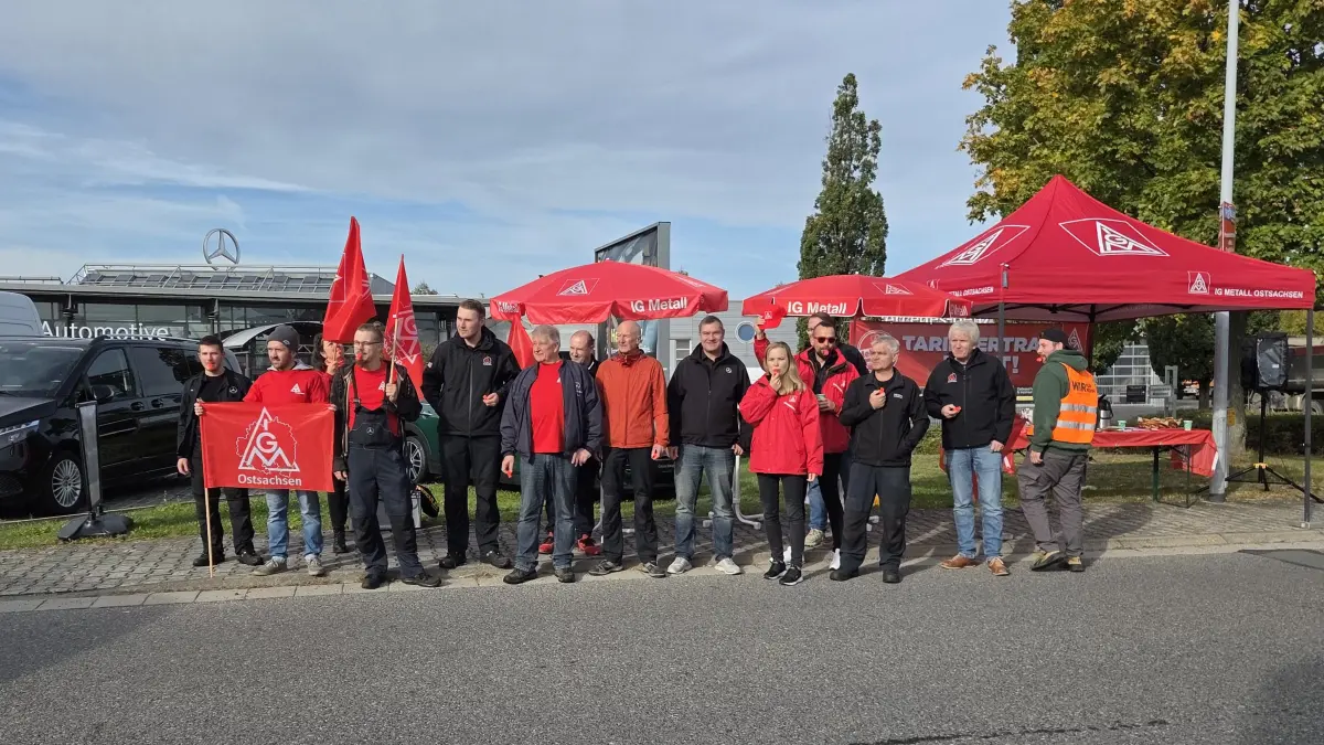 Warnstreik bei Hedin Automotive Kamenz: Mitarbeiter des Autohauses streiken gemeinsam mit solidarischen Kolleginnen und Kollegen von Endress & Hauser Sick Ottendorf-Okrilla und der Accumotive Kamenz.
