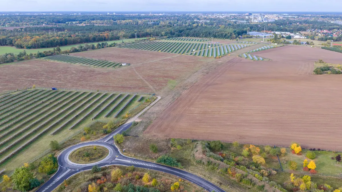 Die Deutsche Bahn (DB) baut gemeinsam mit der Stadt Cottbus die Werner-von-Siemens-Straße zwischen der Branitzer Straße und dem Kreisverkehr an der Haasower Straße aus. Mit dem Lückenschluss wird das Gewerbegebiet Dissenchen deutlich besser an die Bundesstraße 168 angebunden und die Dissenchener Hauptstraße so vom Durchgangsverkehr entlastet.