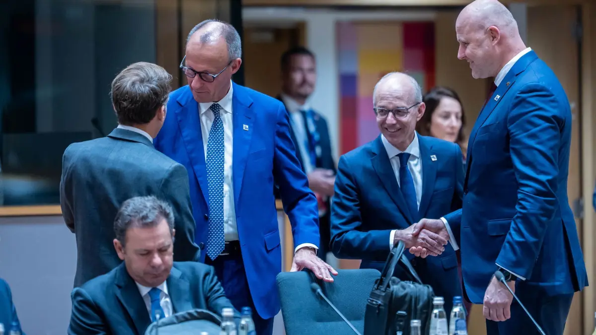 EU-Gipfel: 15.10.2026, Belgien, Brüssel: Bundeskanzler Friedrich Merz (CDU, hinten, 2.v.l) begrüßt Emmanuel Macron (l), Präsident von Frankreich, neben luxemburgischen und Andris Kulbergs (r), Ministerpräsident von Lettland, mit Luc Frieden (2.v.r), Premierminister von Luxemburg, vor Luís Montenegro (unten), Premierminister von Portugal, zum EU-Gipfel. Die Staats- und Regierungschefs der EU-Staaten beraten über die Maßnahmen zur Steigerung der Wettbewerbsfähigkeit der europäischen Wirtschaft, den nächsten langfristigen EU-Haushalt und den Stand bei den EU-Erweiterungsverhandlungen im Europagebäude. Foto: Michael Kappeler/dpa +++ dpa-Bildfunk +++