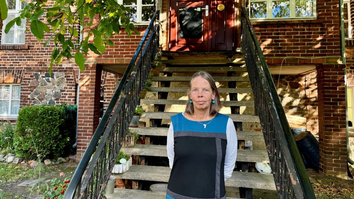Katharina Köhler, Pfarrerin in Dissen (Spree-Neiße) berät junge Menschen, die den Kriegs- und Wehrdienst verweigern wollen. Von Textbausteinen oder KI-generierten Anträgen rät sie dringend ab.