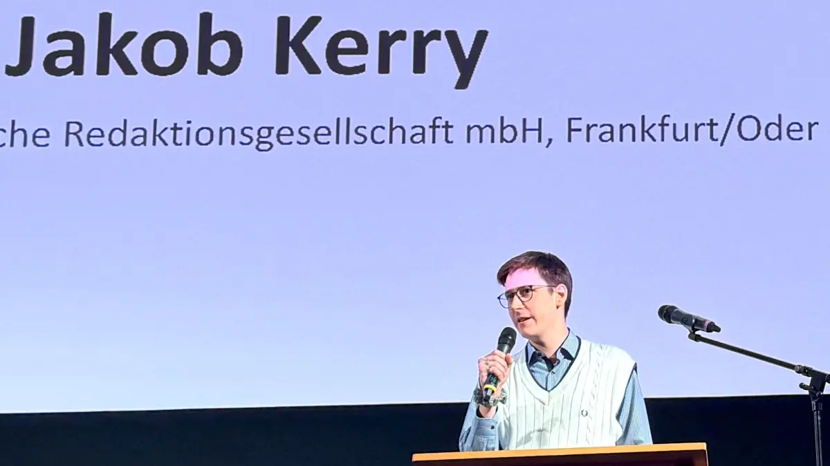 MOZ- und LR-Investigativ-Reporter Jakob Kerry bei der Preisverleihung
