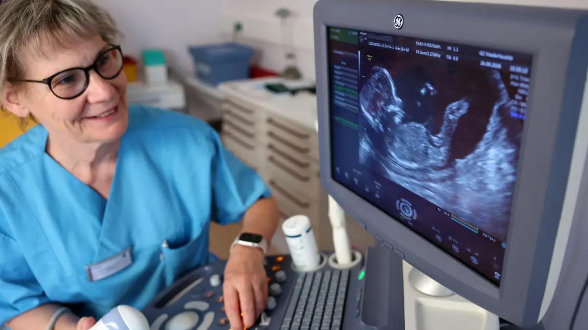 Frauenärztin Sabine Müller-El Kaissi untersucht eine Patientin am Ultraschallgerät in ihrer Praxis im MVZ Lauchhammer-Ost.