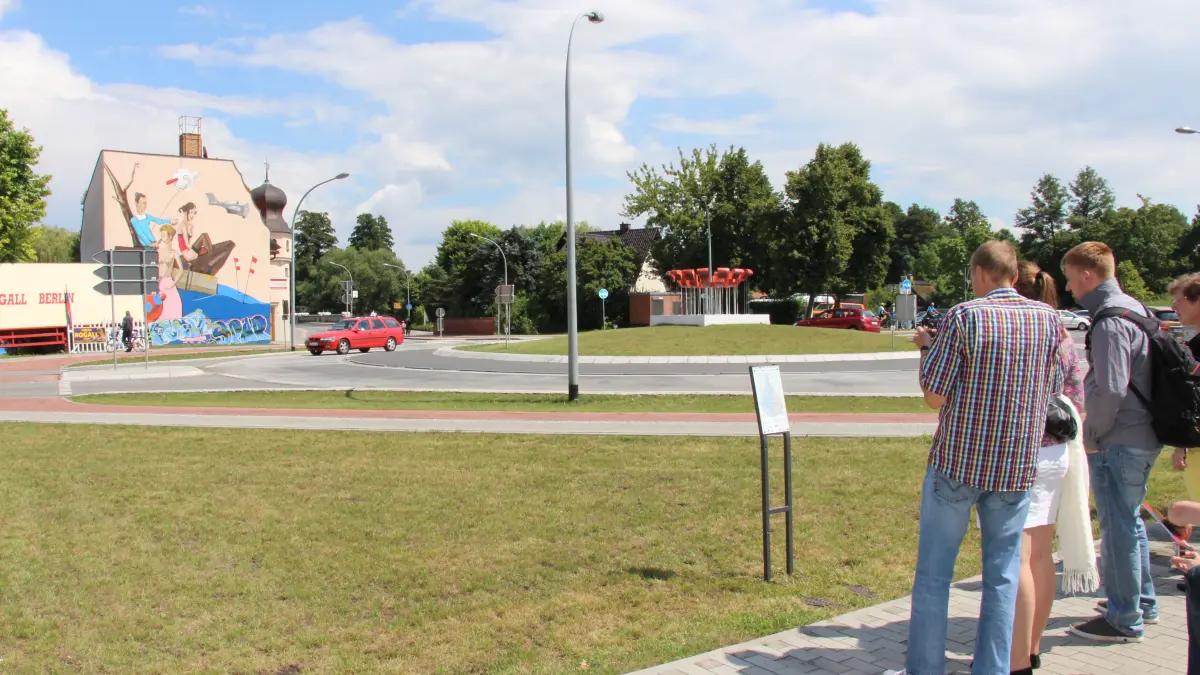Das Wandgemälde "Nico in Lübben" vom Leipziger Maler Robin Zöffzig an einer Hauswand in Lübben.