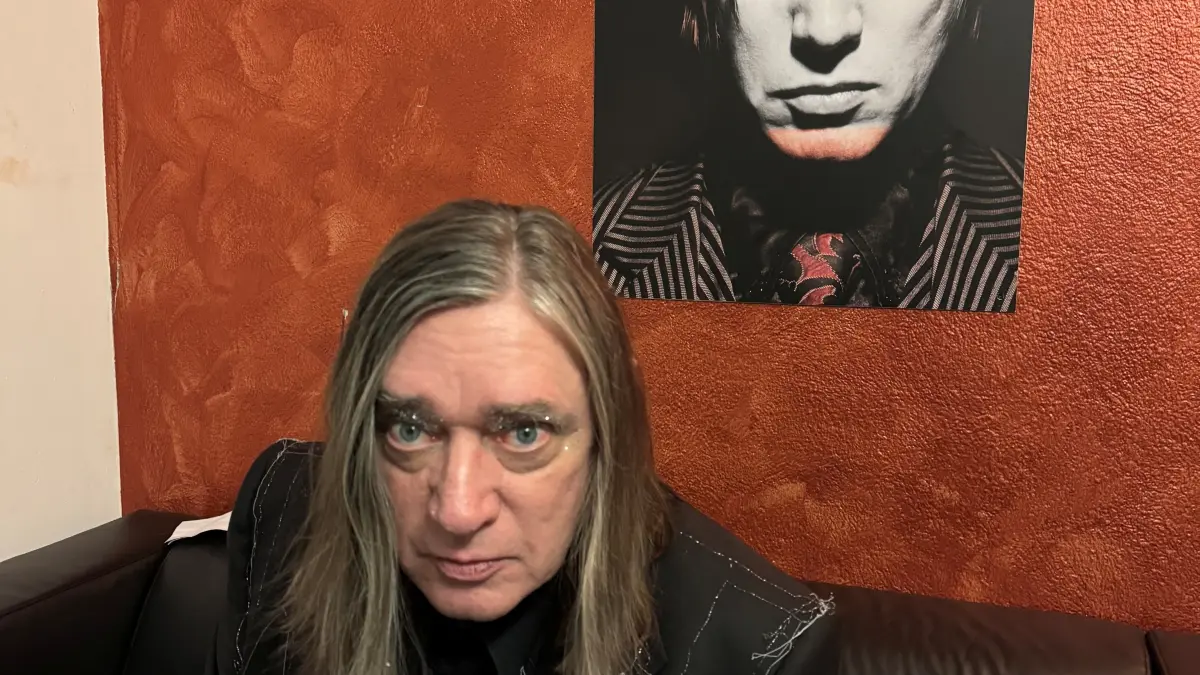 Jetzt und früher auf einem Bild: Performance-Künstler und Musiker Blixa Bargeld