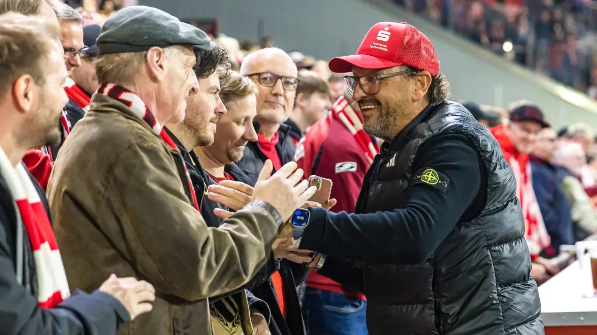 Energie Cottbus - 1. FC Nürnberg: 16.10.2026, Brandenburg, Cottbus: Fußball, Männer: 2. Bundesliga, Energie Cottbus - 1. FC Nürnberg, 8. Spieltag, LEAG Energie Stadion. Trainer Claus-Dieter Wollitz (FC Energie Cottbus) begrüßt Besucher. Foto: Frank Hammerschmidt/dpa +++ dpa-Bildfunk +++