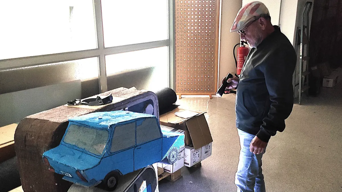 Der Hut in Form eines Trabi zählt zu den kultigsten Arbeiten von Thomas Stolle.