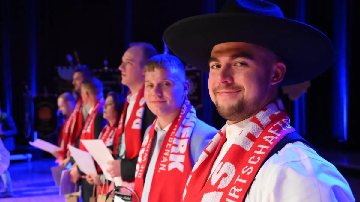 Tag des Meisters HWK 2026: Zimmerermeister Florian Schwarzer aus Burg (Spreewald) gehört zu den elf Jungmeistern, die ihr Studium als Jahrgangsbeste absolvierten.
Am Freitag ist in der Stadthalle Cottbus der 35. „Tag des Meisters“ der Handwerkskammer Cottbus gefeiert worden. Rund 750 Gäste aus dem Handwerk, der Politik und der Wirtschaft feierten mit mehr als 207 Jungmeistern sowie Fach- und Betriebswirten, die ihren Meisterbrief und die berufliche Anerkennung erhielten.