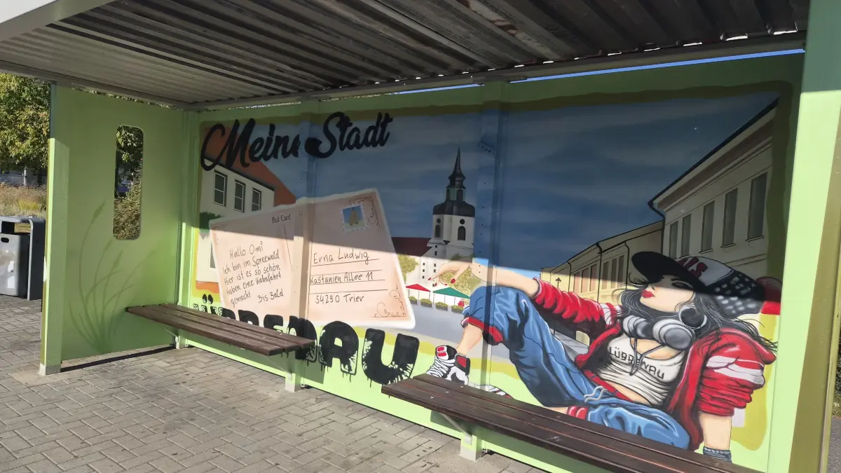 Neu gestaltetes Buswartehäuschen in der Neustadt von Lübbenau nahe der Oberschule.
