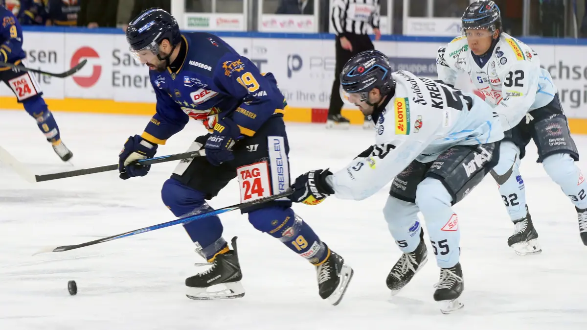 Lausitzer Fuechse vs. Dresdner Eisloewen: 16.10.2026, Weisswasser, Lausitzer Fuechse vs. Dresdner Eisloewen
Bryan Lemos (19, Lausitzer Fuechse), Gregory Kreutzer (55, Dresdner Eisloewen)