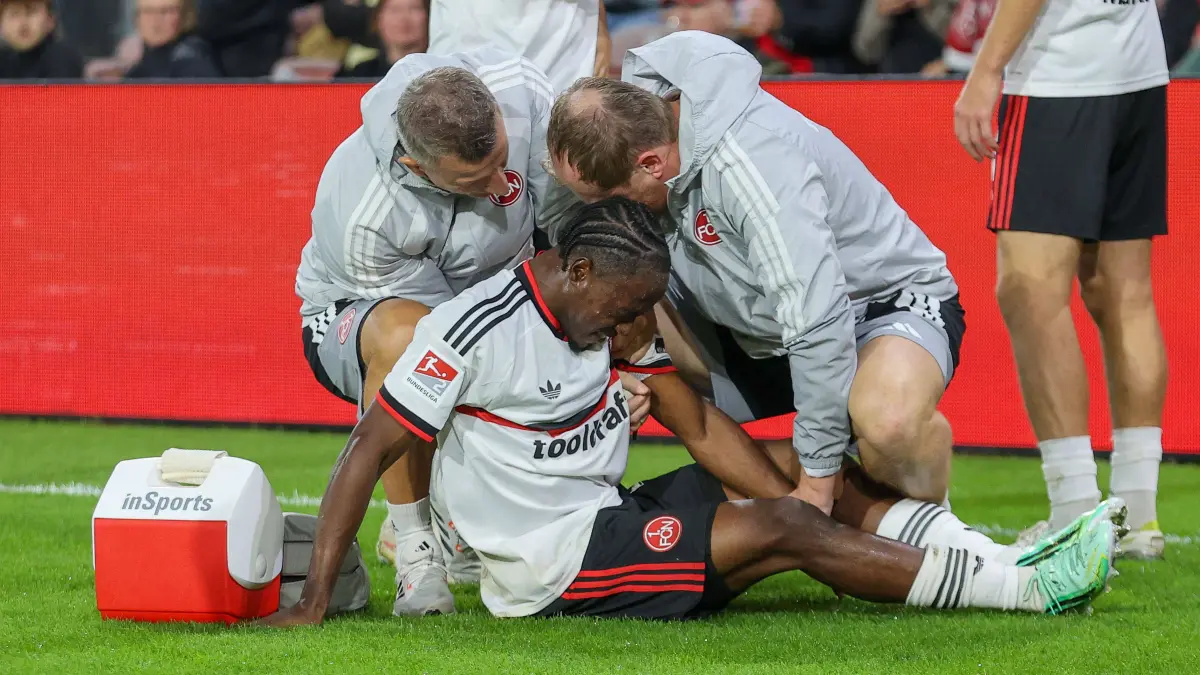 Fussball - 2.Bundesliga Energie Cottbus - 1.FC Nürnberg: 16.10.2026, xtgx, Fussball - 2.Bundesliga Energie Cottbus - 1.FC Nürnberg emspor, v.l. Mohamed Ali Zoma Nürnberg, 23 verletzt, Verletzung DFL/DFB REGULATIONS PROHIBIT ANY USE OF PHOTOGRAPHS as IMAGE SEQUENCES and/or QUASI-VIDEO Cottbus *** October 16, 2026, xtgx, Soccer 2. Bundesliga Energie Cottbus 1 FC Nuremberg emspor, from left: Mohamed Ali Zoma Nuremberg, 23, injured injury DFL DFB REGULATIONS PROHIBIT ANY USE OF PHOTOGRAPHS as IMAGE SEQUENCES and/or QUASI-VIDEO Cottbus