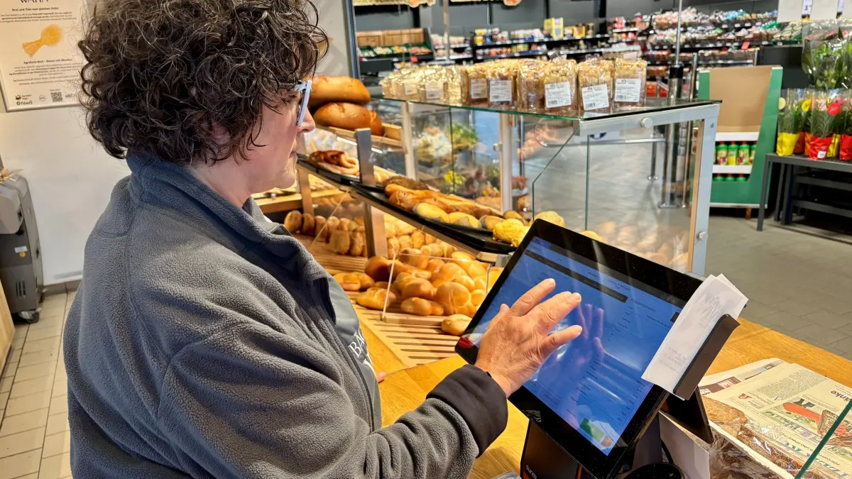 Anne-Katrin Kocikowski arbeitet seit 25 Jahren bei der Bäckerei Wahn. Nun kann sie sich bei Bestellungen auf die künstliche Intelligenz stützen. Ihrer Erfahrung nach gibt es bei diesem neuen Tool aber noch Luft nach oben.