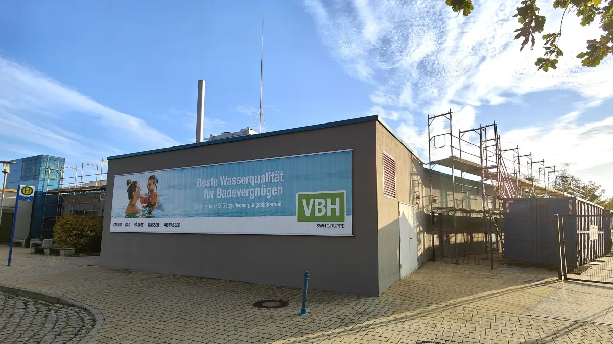 Am Lausitzbad Hoyerswerda haben Arbeiten zur energetischen Dachsanierung begonnen.