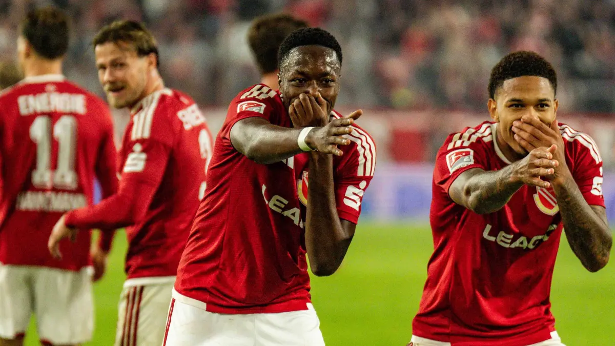 Energie Cottbus - FC St. Pauli: 16.10.2026: Fußball: Energie Cottbus - FC St. Pauli, 8. Spieltag der 2. Bundesliga im LEAG Energie Stadion Jubel King Manu Energie Cottbus, 2 und Justin Butler Energie Cottbus, 31 1:0 Führung für Cottbus WICHTIGER HINWEIS: Gemäß den Vorgaben der DFL und des DFB ist es untersagt, in dem Stadion und/oder vom Spiel angefertigte Fotoaufnahmen in Form von Sequenzbildern und/oder videoähnlichen Fotostrecken zu verwerten bzw. verwerten zu lassen. *** October 16, 2026: Energie Cottbus vs. FC St. Pauli, Matchday 8 of the 2. Bundesliga at the LEAG Energie Stadium. Celebrations by King Manu Energie Cottbus, No. 2 and Justin Butler Energie Cottbus, January 31, 0: Cottbus leads IMPORTANT NOTICE: In accordance with DFL and DFB regulations, it is prohibited to use or allow the use of photographs taken in the stadium and/or during the game in the form of sequential images and/or video-like photo series. Copyright: xJamesxZabelx
