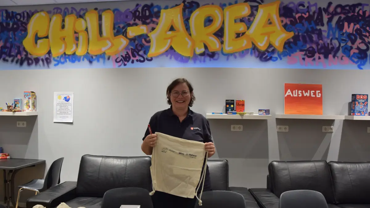 Chill-Area im Lausitz-Center in Hoyerswerda: Mitarbeiterin Linda Ehrling zeigt die Taschen, die bemalt werden können.