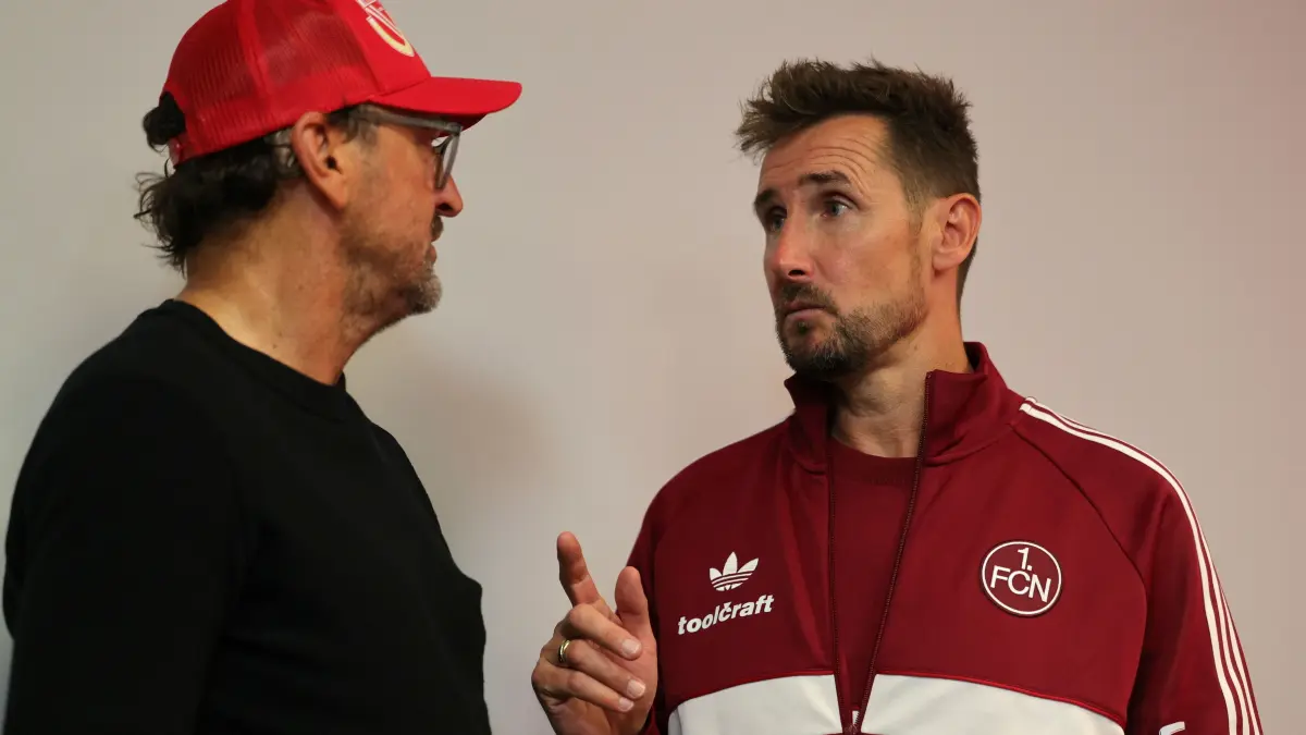 Fussball 2. Bundesliga 2026/2027 FC Energie Cottbus - 1. FC Nürnberg: Trainer Claus-Dieter Wollitz (Energie Cottbus, l.) und Trainer Miroslav Klose (Nürnberg) im Gespräch