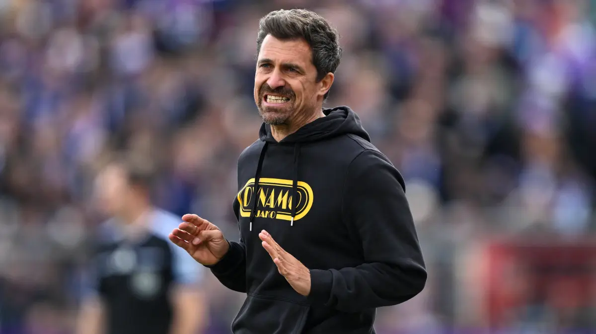 2. Bundesliga - 26/27 - VfL Osnabrück - Dynamo Dresden am 10.10.2026 an der Bremer Brücke in Osnabrück Trainer Thomas Stamm Dresden unzufrieden, enttäuscht, enttaeuscht, niedergeschlagen. *** 2. Bundesliga, Matchday 26, VfL Osnabrück vs. Dynamo Dresden on October 10, 2026, at Bremer Brücke in Osnabrück Coach Thomas Stamm Dresden: dissatisfied, disappointed, disheartened, dejected MT