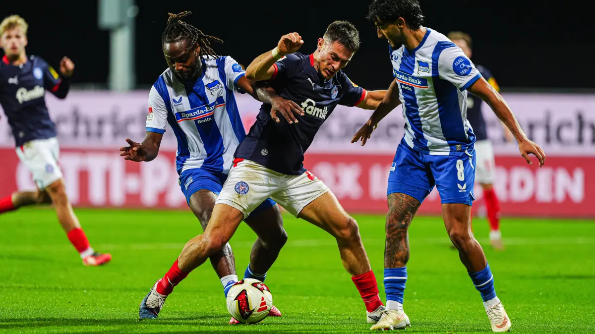 GER, Holstein Kiel vs. Hertha BSC, Fußball, 2. Bundesliga, Spieltag 08, Saison 2026/2027, 16.10.2026: Deyovaisio Zeefuik Hertha BSC, 42, Adrian Kapralik Holstein Kiel, 20, Kevin Sessa Hertha BSC, 08 GER, Holstein Kiel vs. Hertha BSC, Fußball, 2. Bundesliga, Spieltag 08, Saison 2026/2027, 16.10.2026 DFL REGULATIONS PROHIBIT ANY USE OF PHOTOGRAPHS AS IMAGE SEQUENCES AND/OR QUASI-VIDEO GER, Holstein Kiel vs. Hertha BSC, Fußball, 2. Bundesliga, Spieltag 08, Saison 2026/2027, 16.10.2026 Kiel *** Deyovaisio Zeefuik, Hertha BSC, 42, Adrian Kapralik, Holstein Kiel, 20, Kevin Sessa, Hertha BSC, 08 GER, Holstein Kiel vs. Hertha BSC, Soccer, 2. Bundesliga, Matchday 08, 20262027 Season, October 16, 2026 DFL regulations prohibit any use of photographs as image sequences and/or quasi-video GER, Holstein Kiel vs. Hertha BSC, Soccer, 2. Bundesliga, Matchday 08, 20262027 Season, October 16, 2026, Kiel Copyright: xEibner-Pressefoto/MarcelxvonxFehrnx EP_MFN