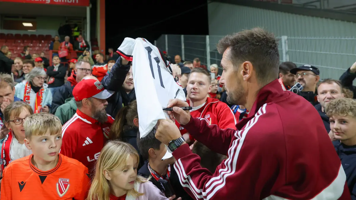 Fussball - 2.Bundesliga Energie Cottbus - 1.FC Nürnberg: 16.10.2026, xtgx, Fussball - 2.Bundesliga Energie Cottbus - 1.FC Nürnberg emspor, v.l. Miroslav Klose Nürnberg, Trainer schreibt Autogramme DFL/DFB REGULATIONS PROHIBIT ANY USE OF PHOTOGRAPHS as IMAGE SEQUENCES and/or QUASI-VIDEO Cottbus *** October 16, 2026, xtgx, Soccer 2. Bundesliga Energie Cottbus 1 FC Nuremberg emspor, from left: Miroslav Klose Nuremberg, coach signing autographs DFL DFB REGULATIONS PROHIBIT ANY USE OF PHOTOGRAPHS as IMAGE SEQUENCES and/or QUASI-VIDEO Cottbus