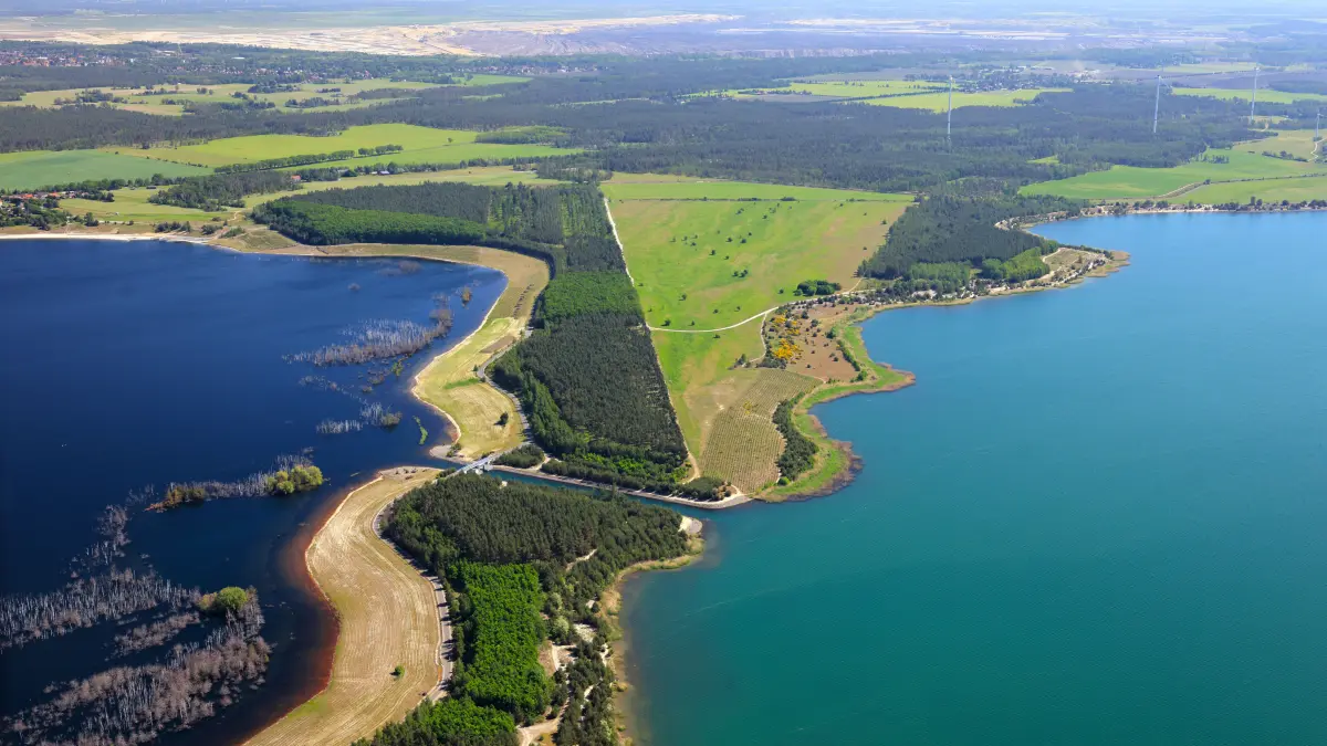 Hier könnte die geplante Center Parcs-Ferienanlage entstehen: Auf knapp 90 Hektar Fläche zwischen dem Sedlitzer See (links) und dem Partwitzer See (rechts) will das niederländische Unternehmen investieren. Das Areal liegt direkt an der Grenze zwischen Brandenburg und Sachsen. Links oben im Bild ist das Dorf Lieske zu erkennen.