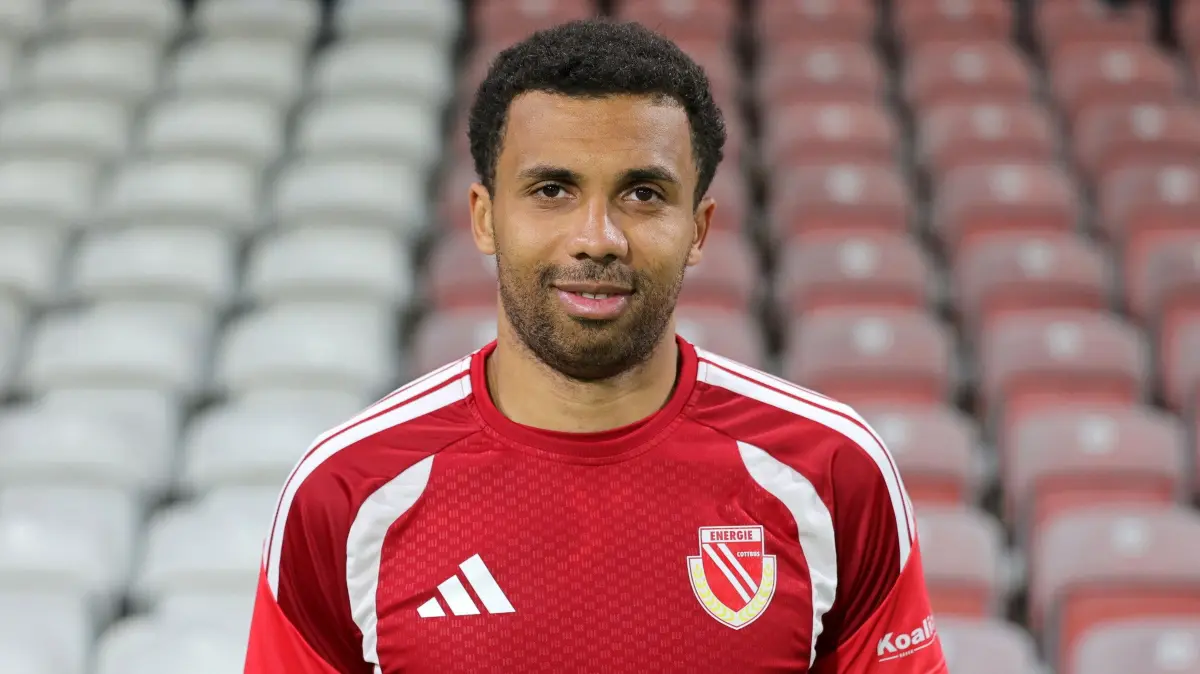 Fussball 2. Liga 2026/2027 Offizieller Portraitermin FC Energie Cottbus: Leon Guwara; FC Energie Cottbus; 2.Liga, Porträttermin 2026/2027