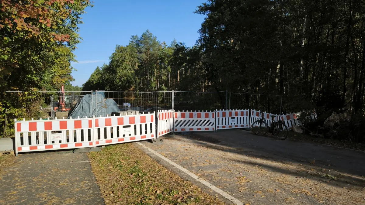 Die Baustelle an der S 126 bei Weißwasser und damit die direkte Verbindung nach Weißkeißel bleibt länger gesperrt. Doch halten sich alle an die Umleitung oder hat die Polizei mit Schleichweg-Nutzern durch das geschützte Gebiet am Braunsteich zu kämpfen?