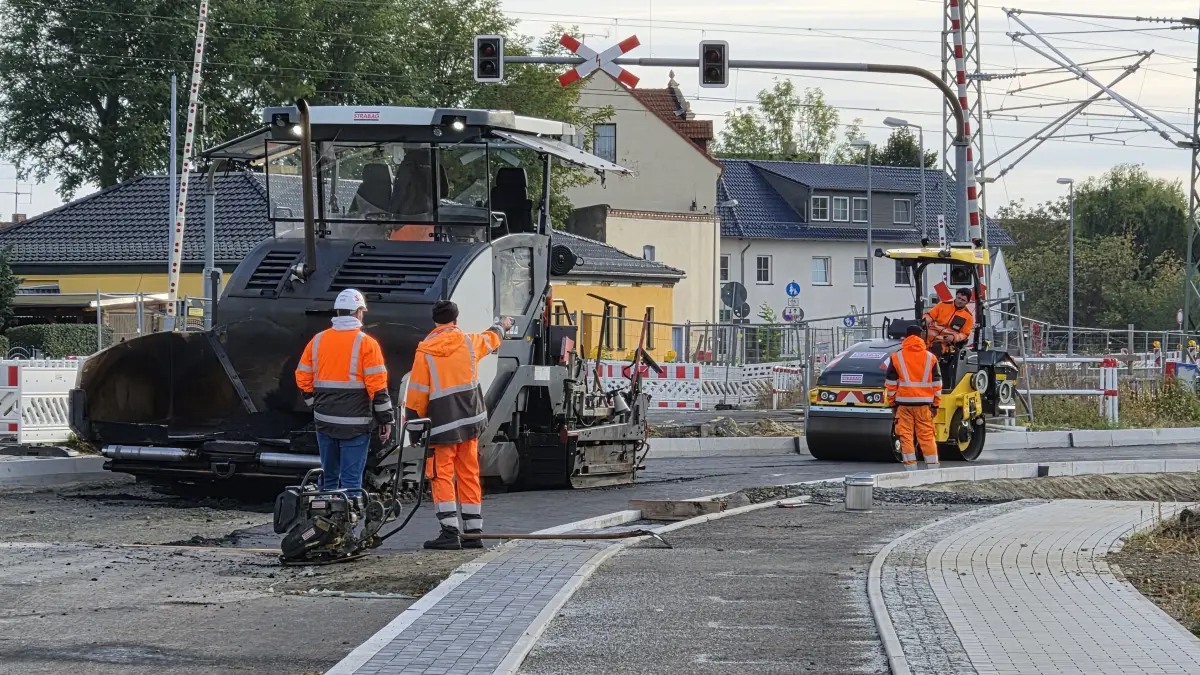 Die Zufahrt der Berliner Straße (L49) zur neuen Straßenbrücke an den Gleisen in Lübbenau wurde kürzlich asphaltiert (Tragschicht). Die L49 und der Bahnübergang Berliner Straße bleiben voll gesperrt, auch für Radfahrer und Fußgänger.