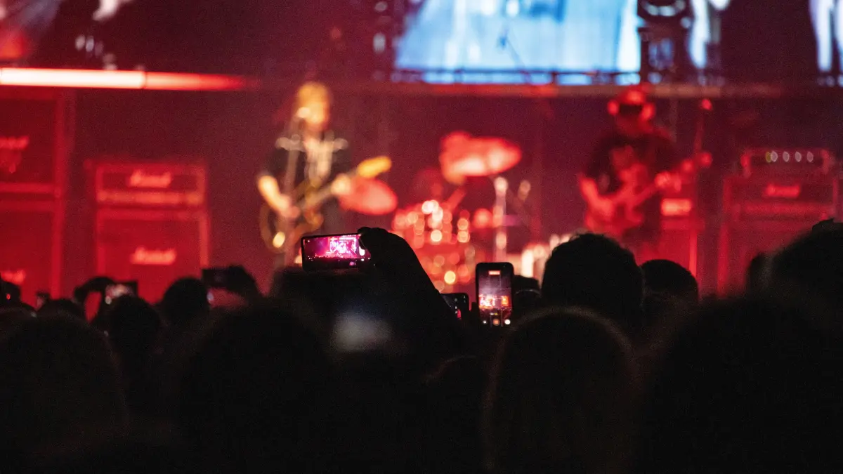 Beim Konzert von Chris Norman in der Berliner Uber Arena singen die Fans nicht nur mit, sie filmen auch mit dem Handy.