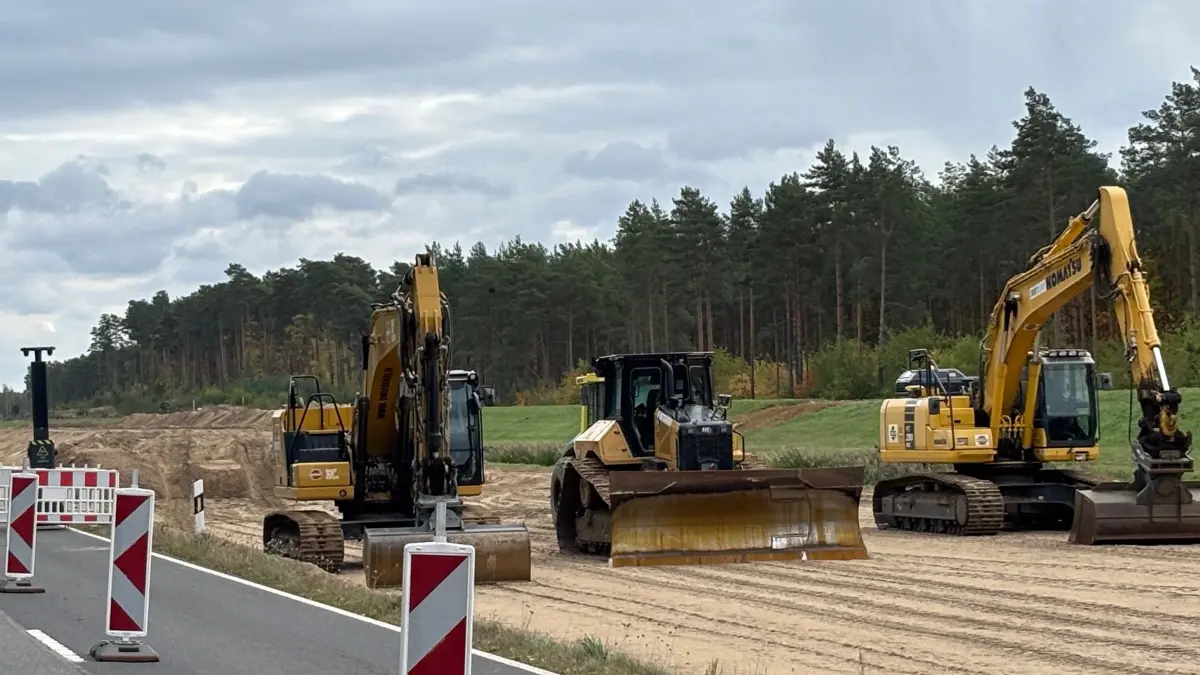 Impression von der Deichbaustelle an der Schwarzen Elster. Ende dieses Jahres werden drei von vier Kilometern Neubau geschafft sein. Parallel daneben verläuft die Staatsstraße S234.