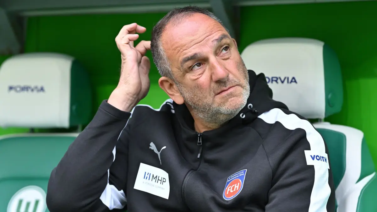 VfL Wolfsburg - 1. FC Heidenheim: 17.10.2026, Niedersachsen, Wolfsburg: Fußball, Männer: 2. Bundesliga, VfL Wolfsburg - 1. FC Heidenheim, 8. Spieltag, Volkswagen Arena. Trainer Frank Schmidt (1. FC Heidenheim) sitzt auf der Bank. Foto: Swen Pförtner/dpa +++ dpa-Bildfunk +++